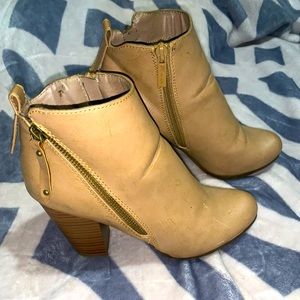 Beige Breckelle’s ankle boots